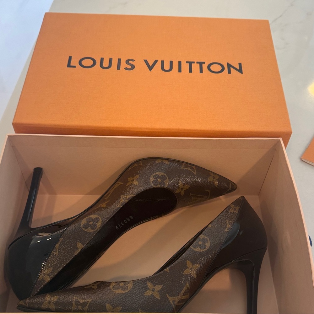 Louis Vuitton Elegant Monogram Black Patent and Brown Heels size 39 Like New!